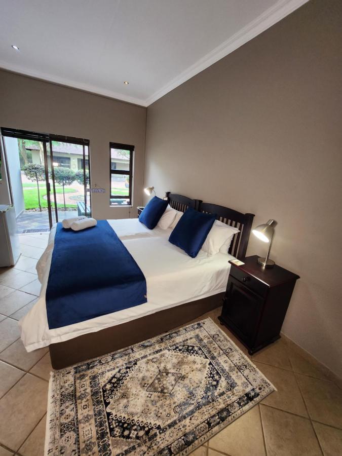 Rip Van Winkel Guest House Lephalale ภายนอก รูปภาพ