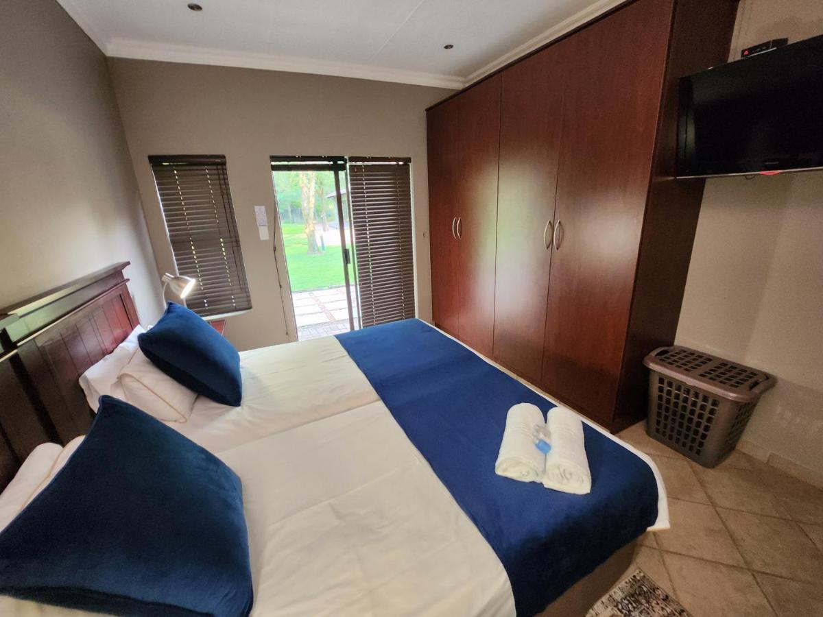 Rip Van Winkel Guest House Lephalale ภายนอก รูปภาพ